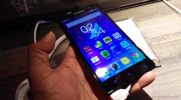 Lenovo A6000 : un smartphone 4G abordable pour l'Inde (CES 2015)