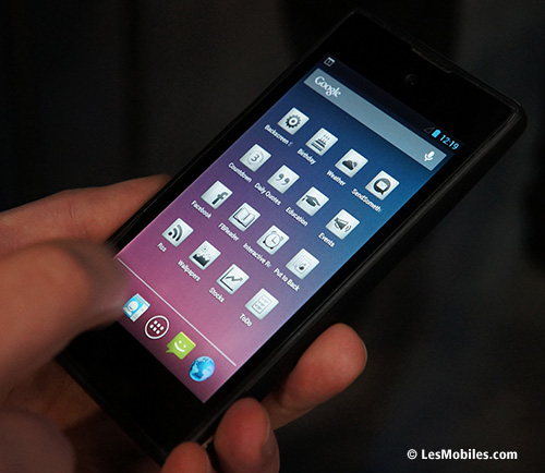 Prise en main YotaPhone : nos premières impressions sur l'Android doté d'un 2ème écran E-ink (MWC 2013)