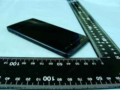 Fujitsu Arrows F-07D, le smartphone le plus fin du monde avec 6,7 mm 