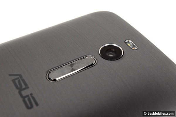 Asus Zenfone 2 : appareil photo et commandes dorsales